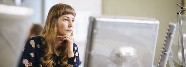 Czy opłaca się przejść z etatu na własną działalność? Kalkulacja krok po kroku